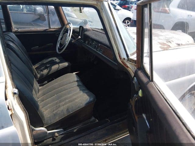 1961 MERCEDES-BENZ C220 5