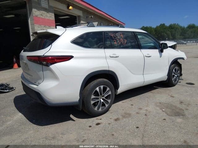 2021 TOYOTA HIGHLANDER XLE 4