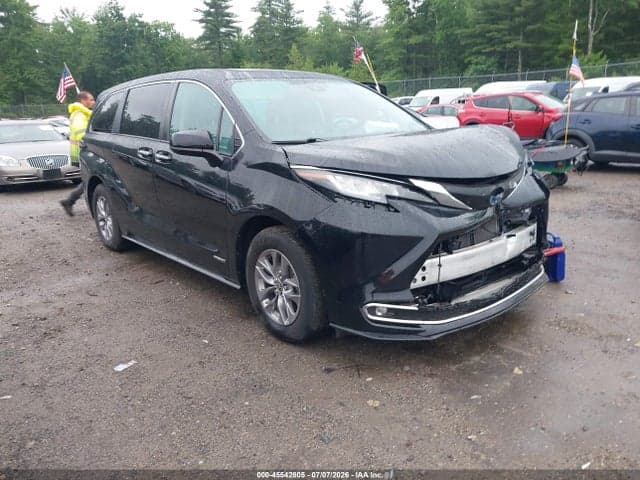 2021 TOYOTA SIENNA XLE 1