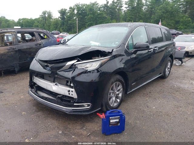 2021 TOYOTA SIENNA XLE 2