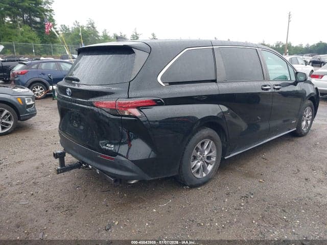 2021 TOYOTA SIENNA XLE 4
