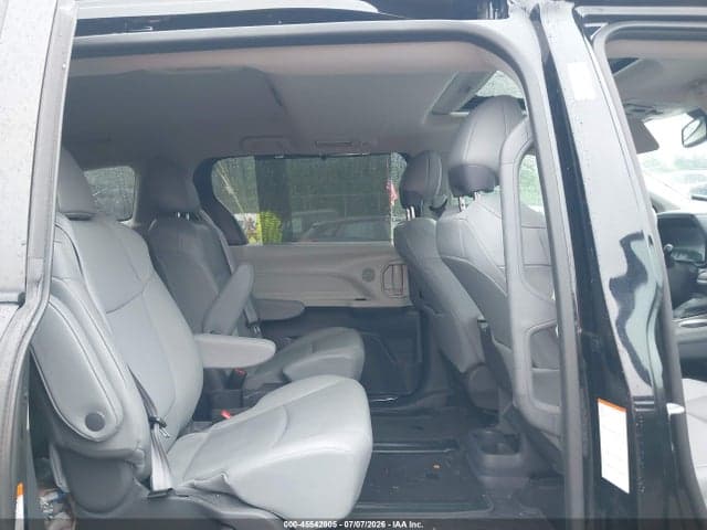 2021 TOYOTA SIENNA XLE 8