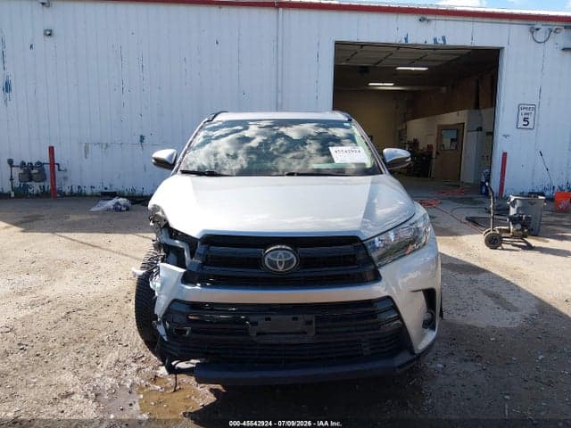 2019 TOYOTA HIGHLANDER SE 13