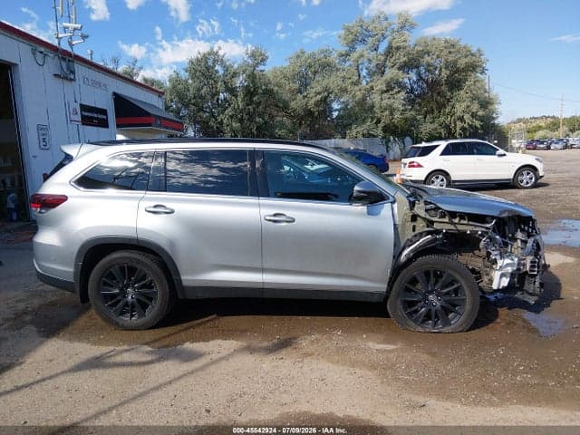 2019 TOYOTA HIGHLANDER SE 14