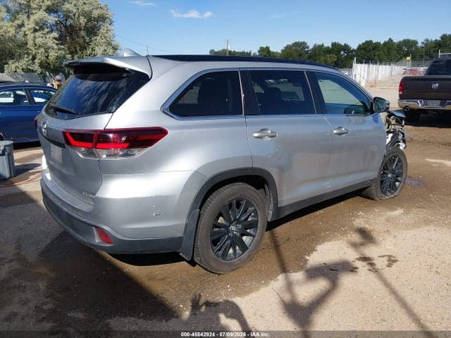 2019 TOYOTA HIGHLANDER SE 4