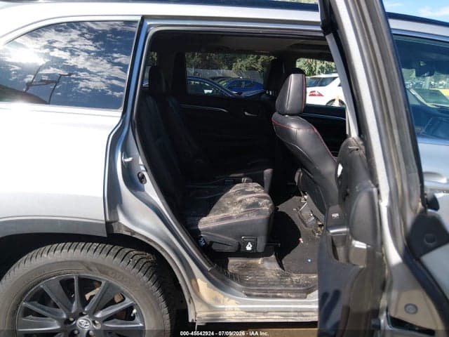 2019 TOYOTA HIGHLANDER SE 8