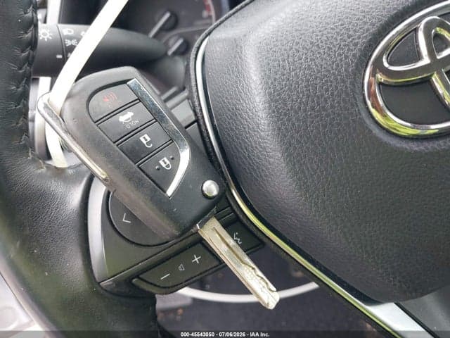 2020 TOYOTA CAMRY SE 11