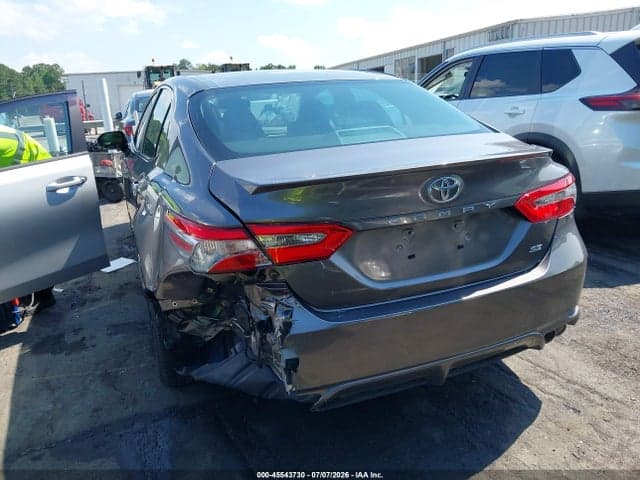 2018 TOYOTA CAMRY SE 16