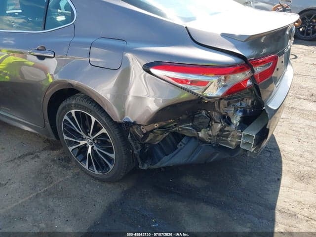 2018 TOYOTA CAMRY SE 18