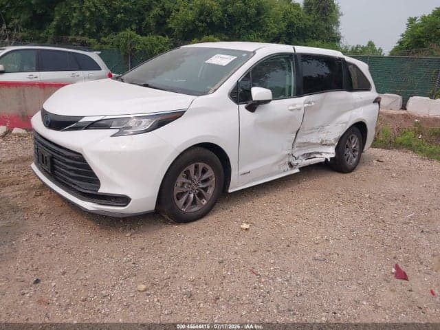 2021 TOYOTA SIENNA LE 2