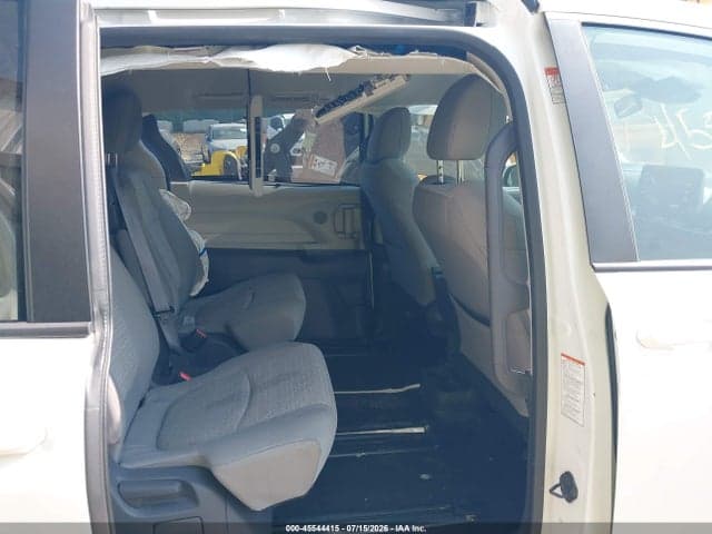 2021 TOYOTA SIENNA LE 8