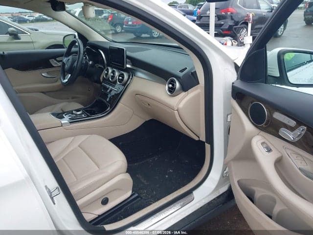 2019 MERCEDES-BENZ GLC 300 4MATIC 5