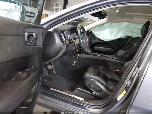 2021 VOLVO XC60 T5 MOMENTUM 5