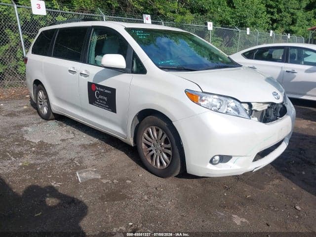 2017 TOYOTA SIENNA XLE 8 PASSENGER