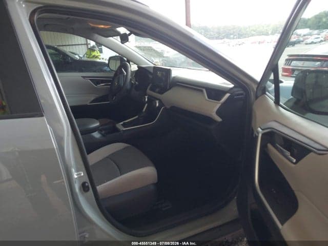 2020 TOYOTA RAV4 XLE 5