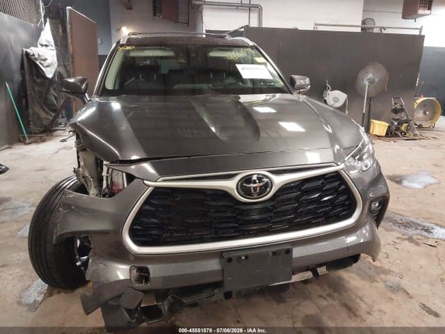 2022 TOYOTA HIGHLANDER XLE 12