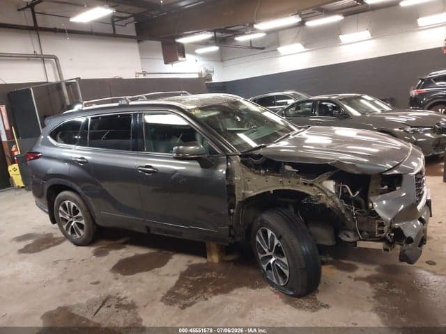 2022 TOYOTA HIGHLANDER XLE 13