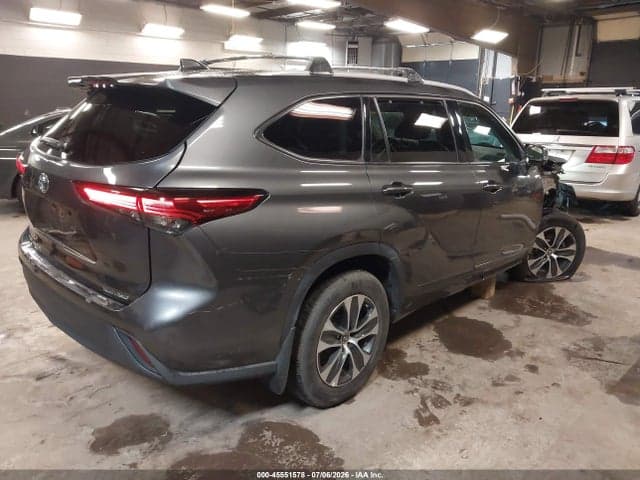 2022 TOYOTA HIGHLANDER XLE 4