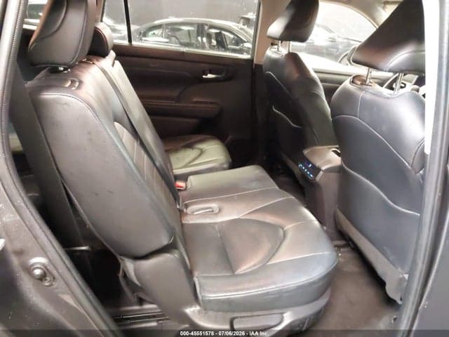 2022 TOYOTA HIGHLANDER XLE 8