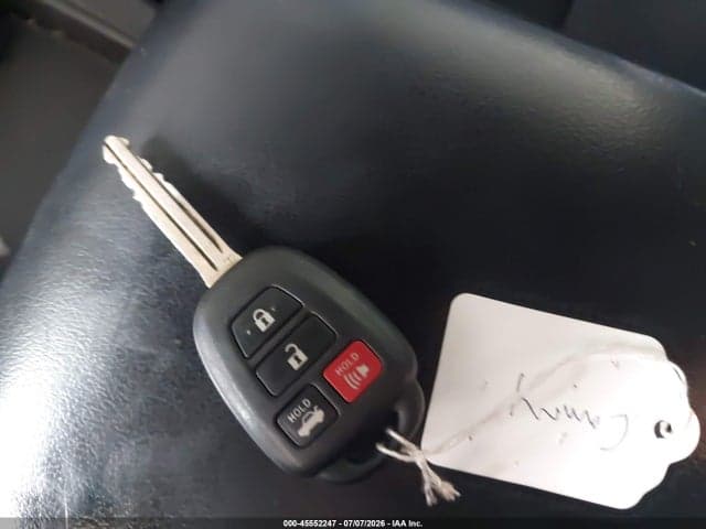 2017 TOYOTA CAMRY SE 11