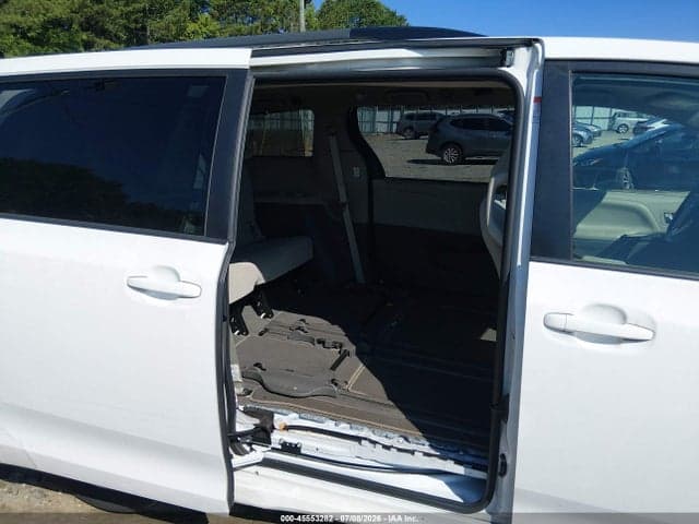 2020 TOYOTA SIENNA LE 8