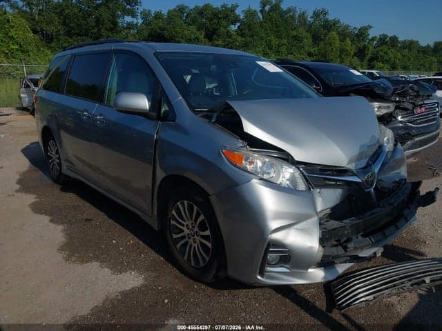 2019 TOYOTA SIENNA XLE 8 PASSENGER 1