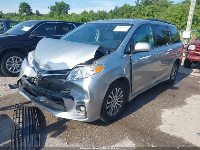 2019 TOYOTA SIENNA XLE 8 PASSENGER 2