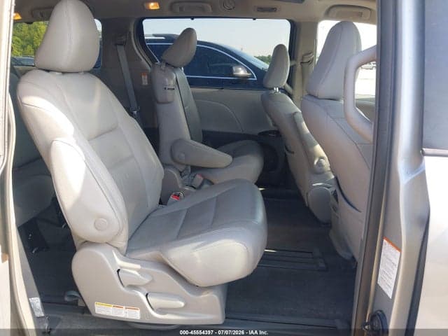2019 TOYOTA SIENNA XLE 8 PASSENGER 8