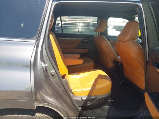 2023 TOYOTA HIGHLANDER PLATINUM 8