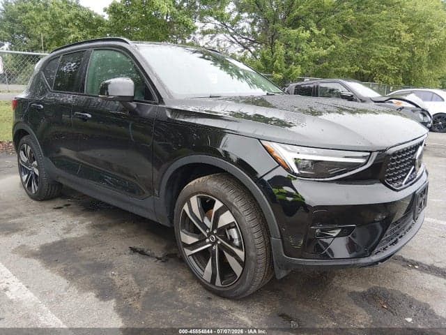 2025 VOLVO XC40 B5 PLUS DARK THEME 1