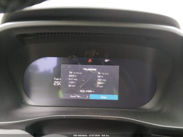 2025 VOLVO XC40 B5 PLUS DARK THEME 7