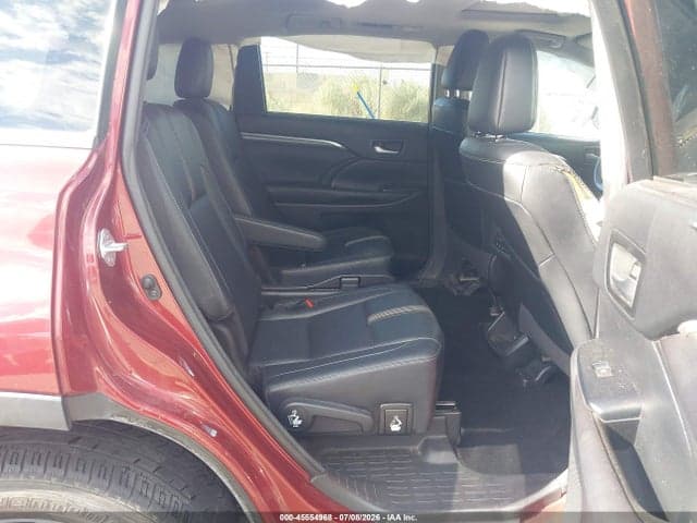 2017 TOYOTA HIGHLANDER SE 8