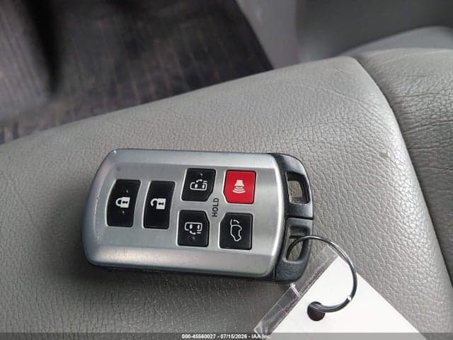 2020 TOYOTA SIENNA XLE 11