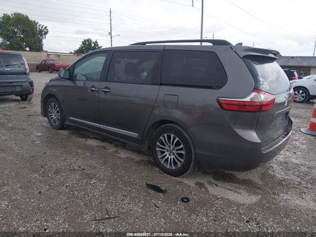 2020 TOYOTA SIENNA XLE 3