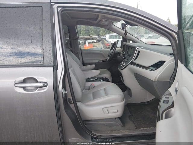 2020 TOYOTA SIENNA XLE 5