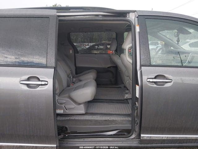 2020 TOYOTA SIENNA XLE 8