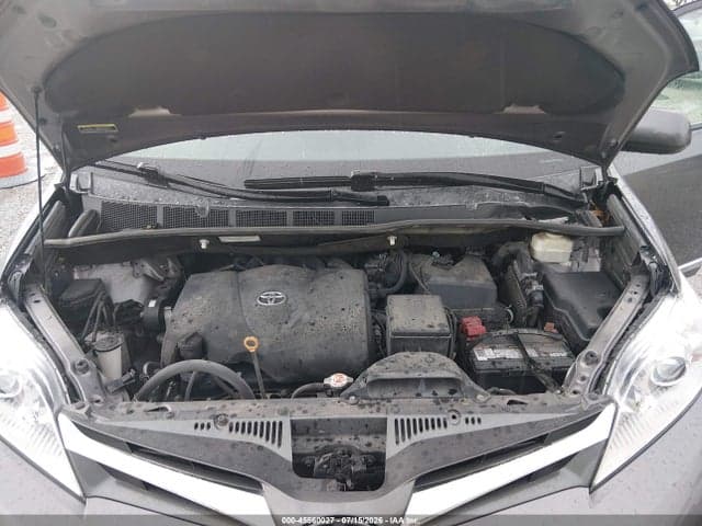 2020 TOYOTA SIENNA XLE 10