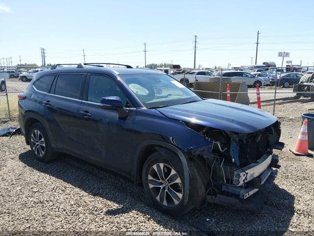 2021 TOYOTA HIGHLANDER XLE 1