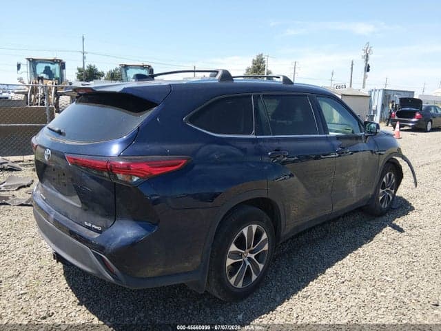 2021 TOYOTA HIGHLANDER XLE 4
