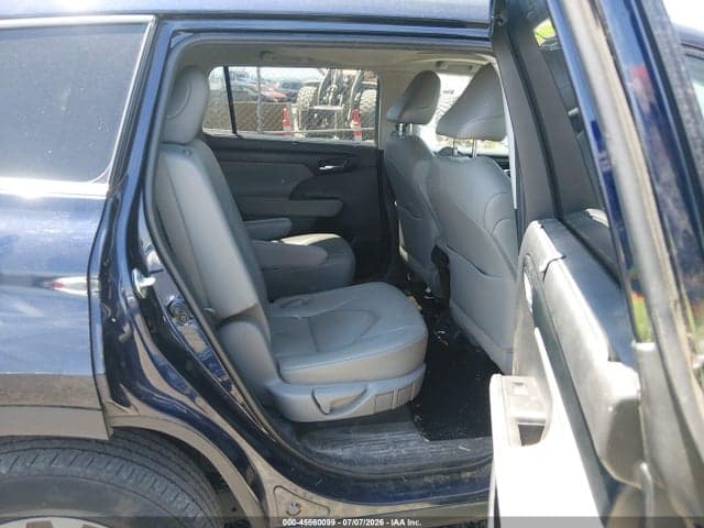2021 TOYOTA HIGHLANDER XLE 8