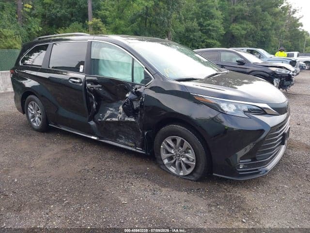 2026 TOYOTA SIENNA XLE 1