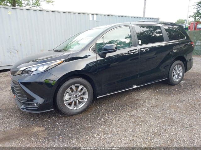 2026 TOYOTA SIENNA XLE 2