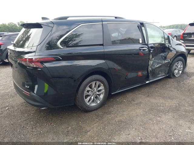 2026 TOYOTA SIENNA XLE 4