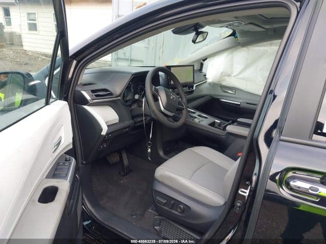 2026 TOYOTA SIENNA XLE 5
