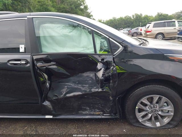 2026 TOYOTA SIENNA XLE 6