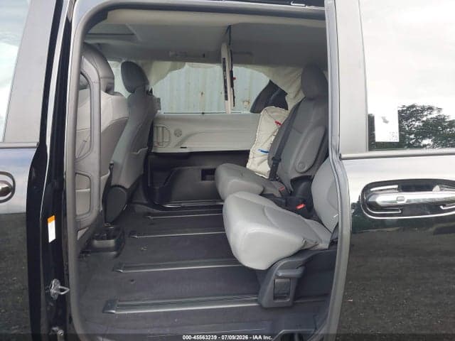 2026 TOYOTA SIENNA XLE 8
