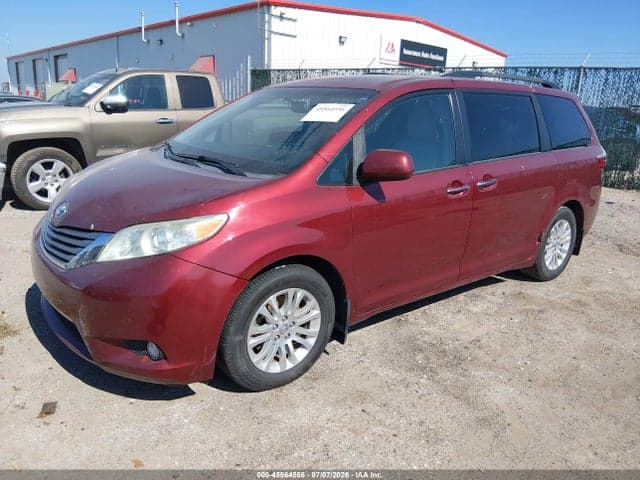 2017 TOYOTA SIENNA XLE PREMIUM 8 PASSENGER 2