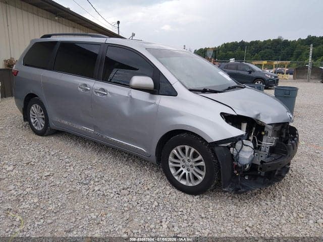 2017 TOYOTA SIENNA XLE PREMIUM 8 PASSENGER