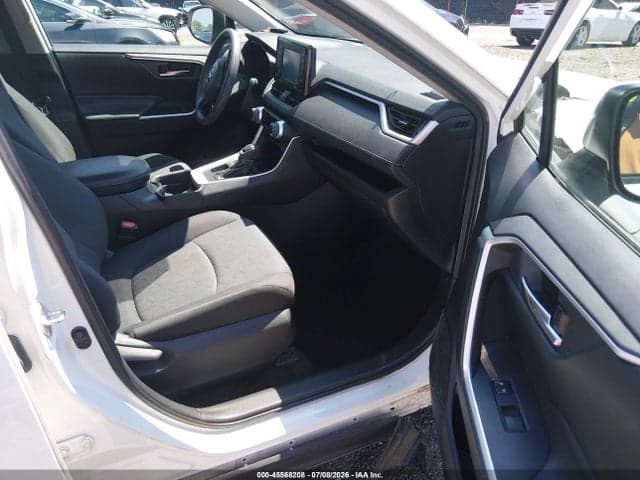 2020 TOYOTA RAV4 XLE 5