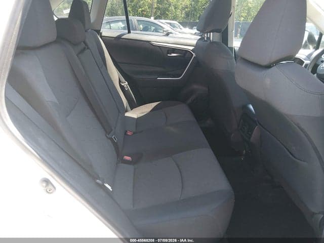 2020 TOYOTA RAV4 XLE 8